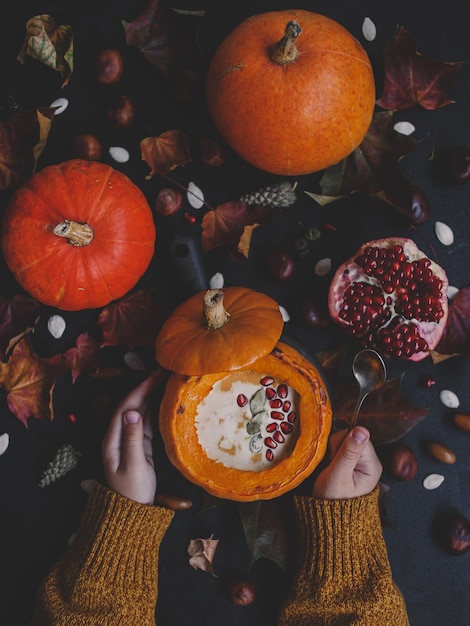 Sopa de calabaza en calabaza. Composición de otoño. día de Gracias