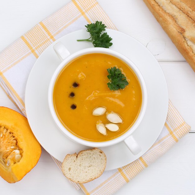 Sopa de calabaza con calabazas en un tazón desde arriba alimentación saludable