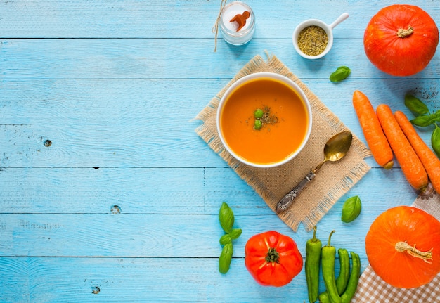 Sopa de calabaza casera en mesa de madera rústica