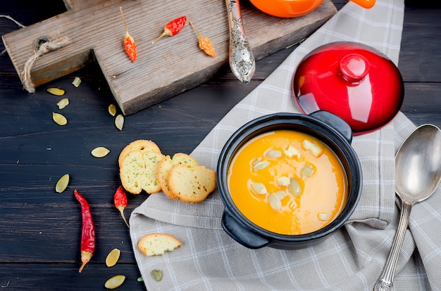 Sopa de calabaza casera de otoño en un tazón de arcilla