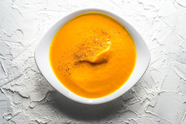 Sopa de calabaza casera en un plato blanco