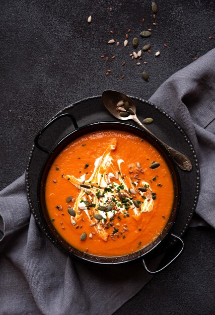 Sopa de calabaza con crema y perejil en tazón