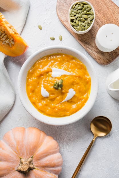 Sopa de calabaza con crema en piedra gris. Vista superior.