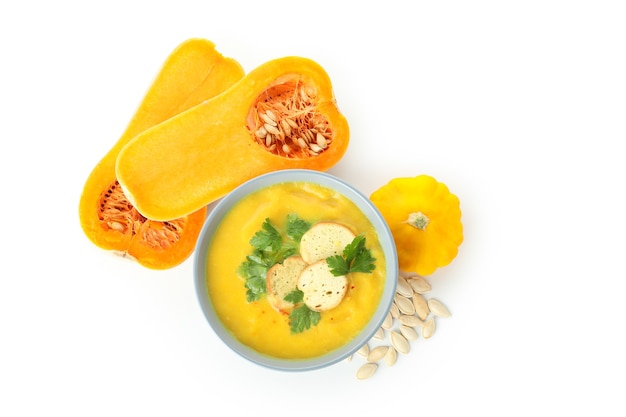 Sopa de calabaza e ingredientes aislados sobre fondo blanco.