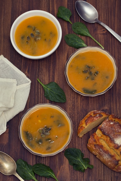 Sopa de calabaza con espinacas y pan de elote