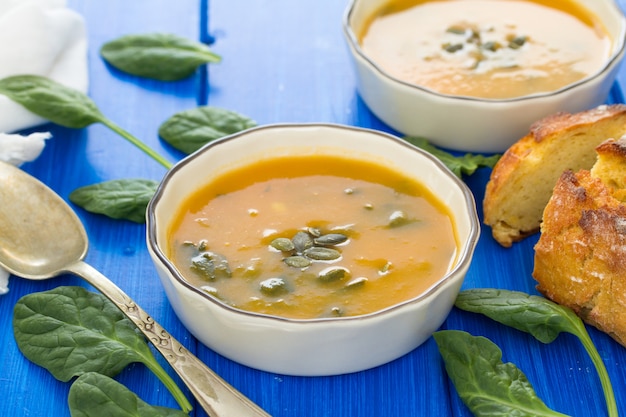 Sopa de calabaza con espinacas y pan de maíz