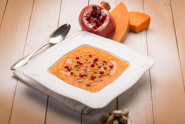 Sopa de calabaza con granada