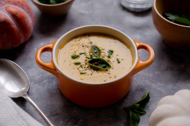 Sopa de calabaza con leche de coco. Deliciosa comida vegana de otoño de temporada.