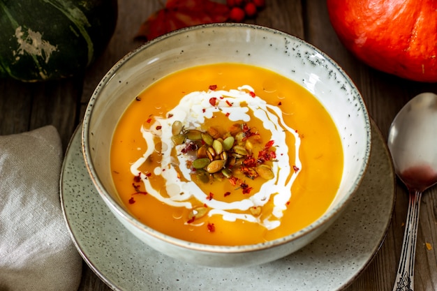 Sopa de calabaza en madera. Alimentación saludable.