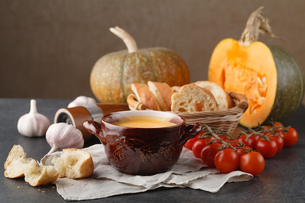 Sopa de calabaza en la mesa