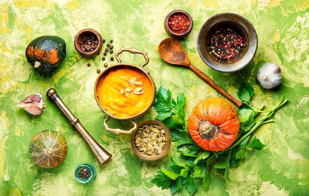 Sopa de calabaza en una olla de metal