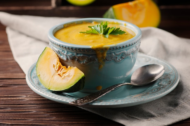 Sopa de calabaza con perejil en mesa vintage