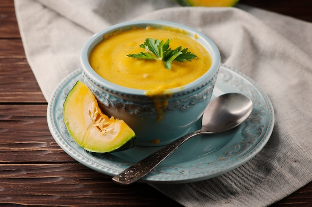 Sopa de calabaza con perejil en mesa vintage