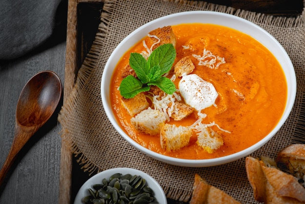 Sopa de calabaza con picatostes y crema