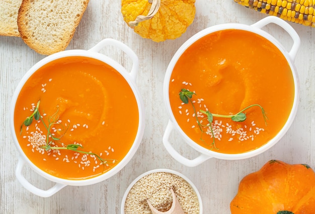 Sopa de calabaza con picatostes sobre fondo blanco de madera Vista superior