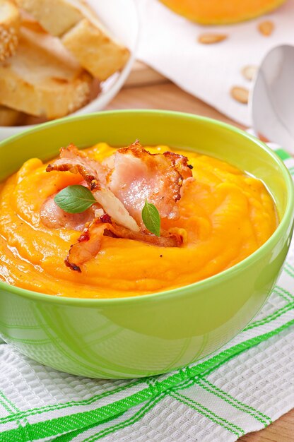 Foto sopa de calabaza con picatostes