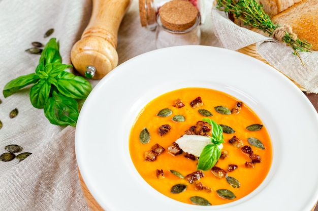 Sopa De Calabaza En Plato Blanco