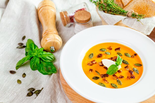 Sopa De Calabaza En Plato Blanco