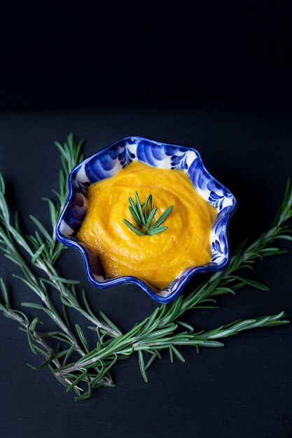 Sopa de calabaza en un plato