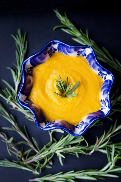 Sopa de calabaza en un plato