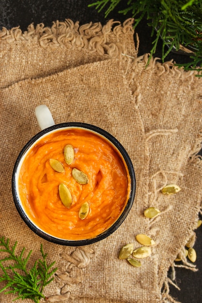 Sopa de calabaza (primer plato, deliciosa comida de vitaminas vegetales)