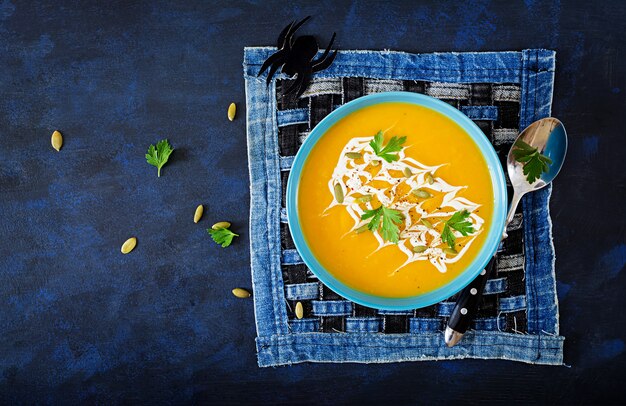 Sopa de calabaza en un recipiente servido con perejil y semillas de calabaza. Sopa vegana Comida del día de acción de gracias.