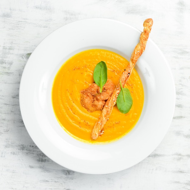 Sopa de calabaza con semillas de calabaza Menú de otoño En un plato blanco Vista superior