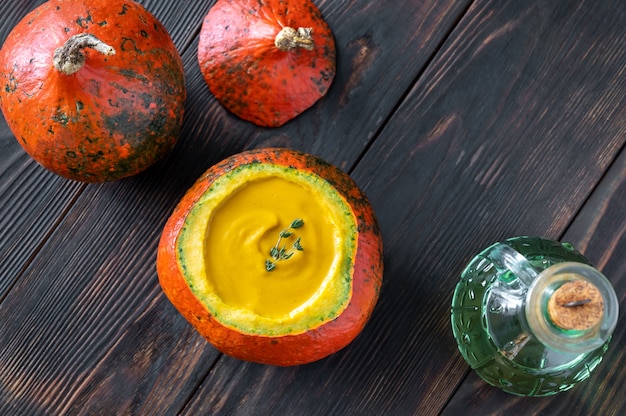 Foto sopa de calabaza servida en calabaza de hokkaido ahuecada