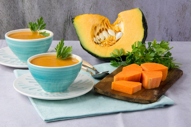 Sopa de calabaza servida en un tazón