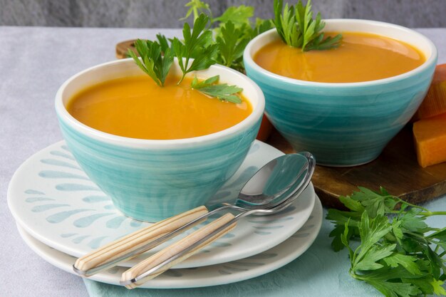 Sopa de calabaza servida en un tazón