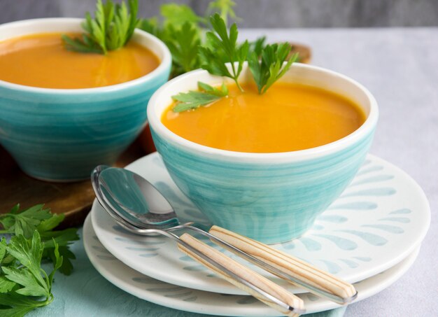 Sopa de calabaza servida en un tazón