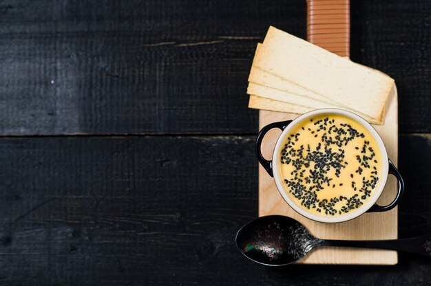 Sopa De Calabaza Con Sésamo Negro Y Galletas.