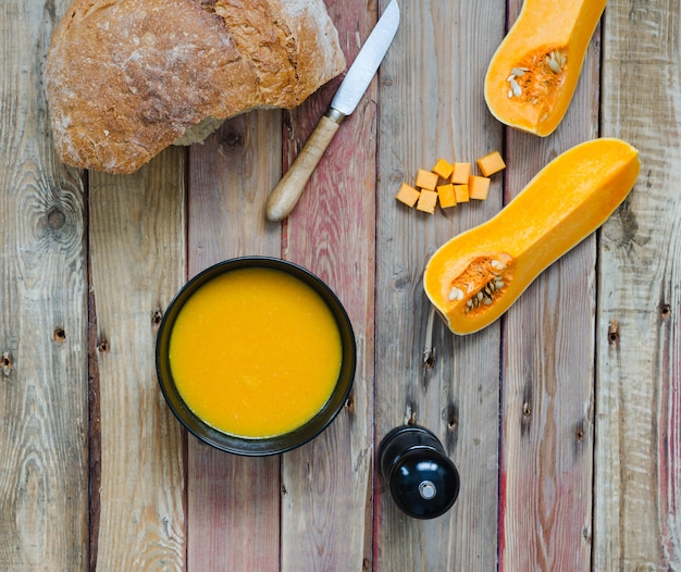 Sopa de calabaza sobre fondo de madera. Vista superior.