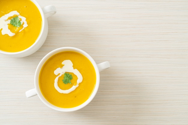 Sopa de calabaza en un tazón blanco - Estilo de comida vegetariana y vegana