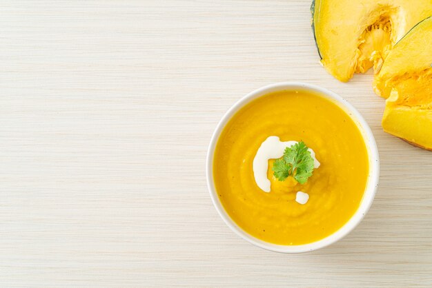 Sopa de calabaza en un tazón blanco - Estilo de comida vegetariana y vegana