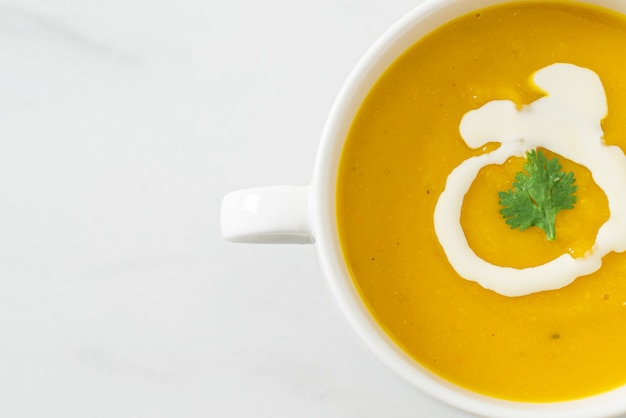 Sopa de calabaza en un tazón blanco - Estilo de comida vegetariana y vegana