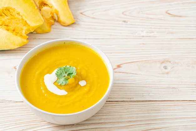 Sopa de calabaza en un tazón blanco - Estilo de comida vegetariana y vegana