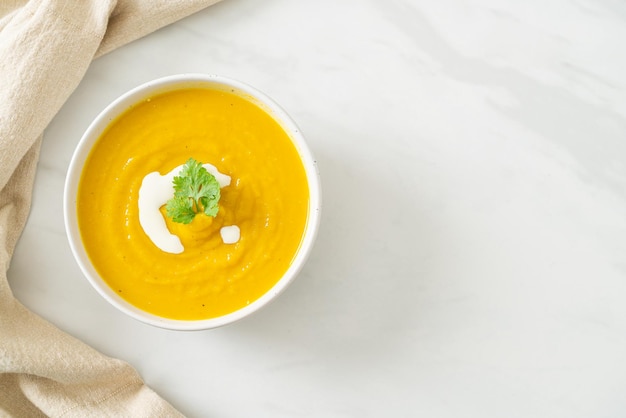 Sopa de calabaza en un tazón blanco - Estilo de comida vegetariana y vegana