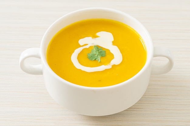 Sopa de calabaza en un tazón blanco - Estilo de comida vegetariana y vegana