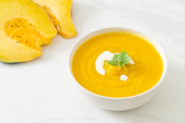 Sopa de calabaza en un tazón blanco - Estilo de comida vegetariana y vegana