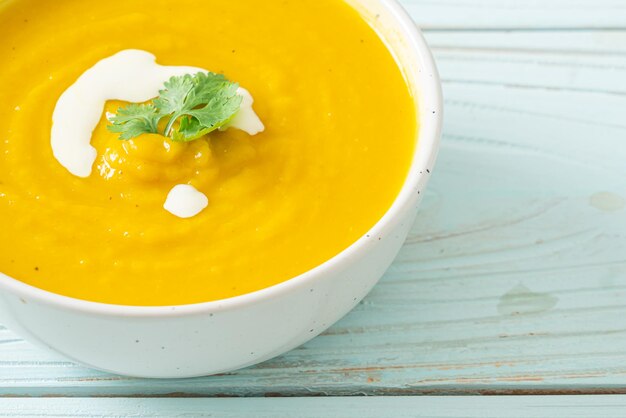 sopa de calabaza en tazón blanco - estilo de comida vegetariana y vegana