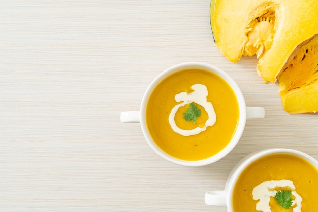 Sopa de calabaza en un tazón blanco - Estilo de comida vegetariana y vegana