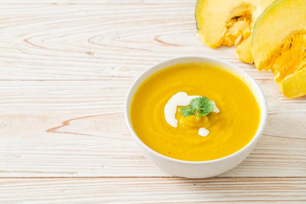 Sopa de calabaza en un tazón blanco - Estilo de comida vegetariana y vegana