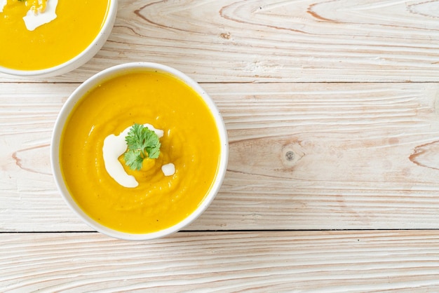 Sopa de calabaza en un tazón blanco