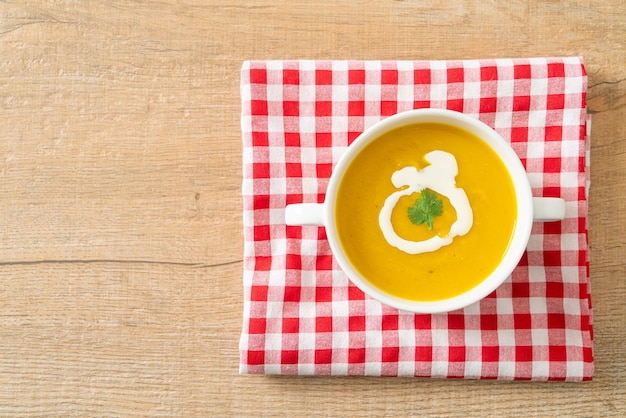 Sopa de calabaza en un tazón blanco