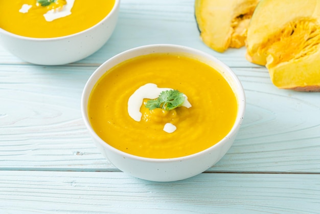 Sopa de calabaza en un tazón blanco