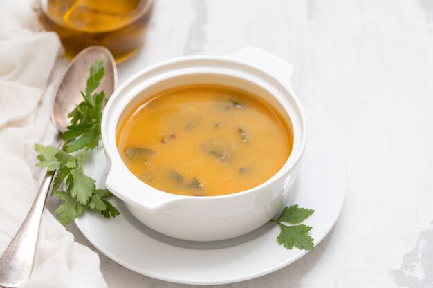 Sopa de calabaza en un tazón blanco