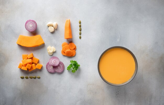 Sopa de calabaza en un tazón con ingredientes