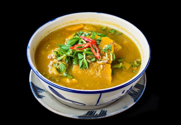 Sopa de calabaza vietnamita sobre fondo negro