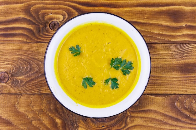 Sopa de calabaza en una vista superior de la mesa de madera